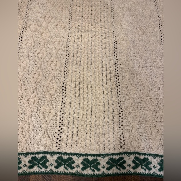 Shades of Aran Knit Merino Wool Christmas Blanket in Cream and Shamrock - Picture 2 of 7